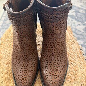 Cuadra Women's Bootie in Bovine Leather with Perforations with Zipper